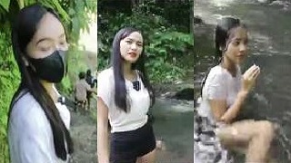 Pesona Gadis Desa Mandi Sambil Main Air di Sungai