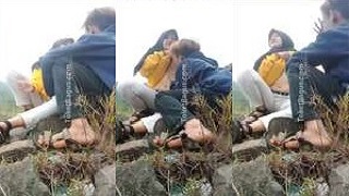 Viral Ukhti Hijab Menyajikan Susu Hangat di Puncak Gunung