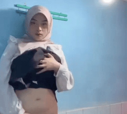 Aksi Goyangan Unik Ibu Guru Salsa di TikTok Bikin Viral dalam Semalam