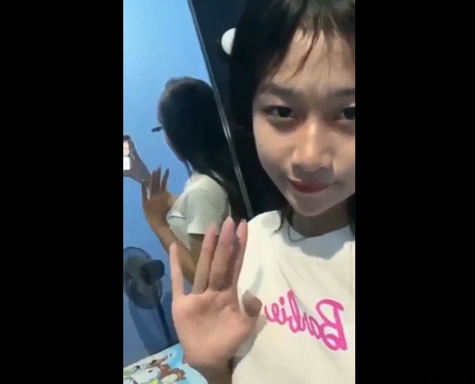 Viral Tante Aliya Tokbrut Eksis di Depan Kaca